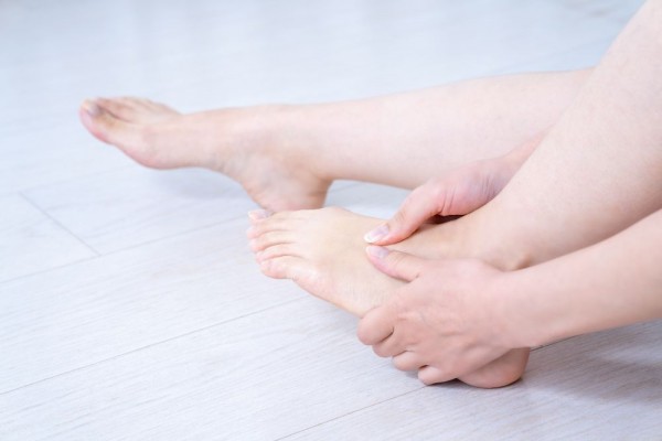 足のむくみの原因とは？見逃せない病気のサインや改善方法を紹介しますサムネイル