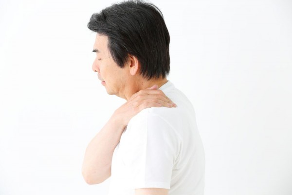 四十肩・五十肩の原因とは？代表的な症状と対処法、肩こりとの違いなどを解説サムネイル